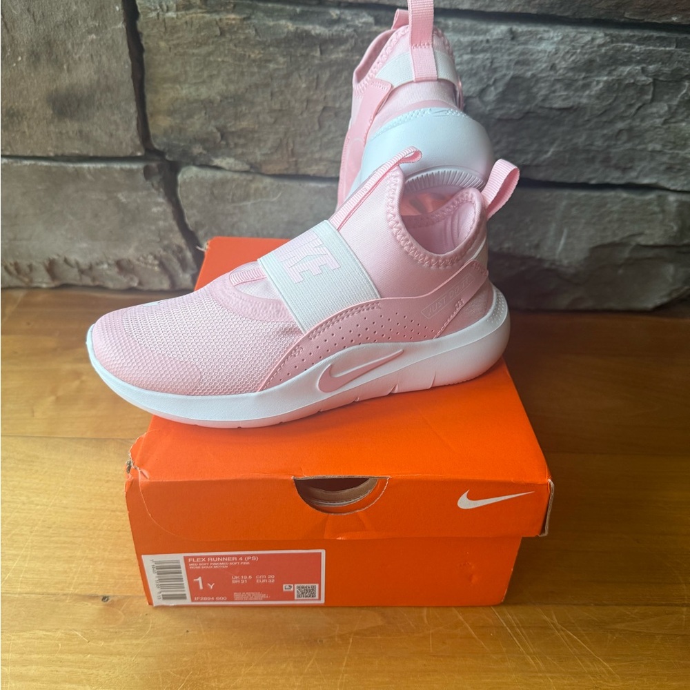NIB/New Girls Nike Flex Runner 4 size 1